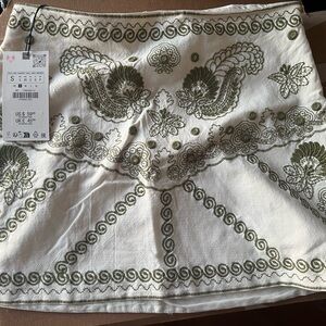 Zara White and Green Embroidered Mini Skirt